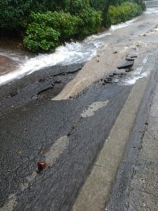 吹き出した雨水