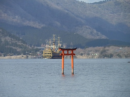 鳥居と海賊船