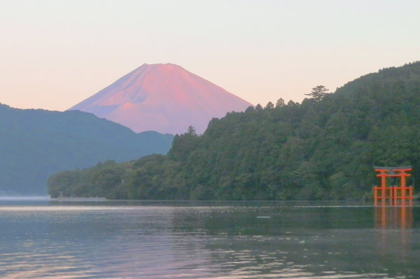 芦ノ湖から望む富士山